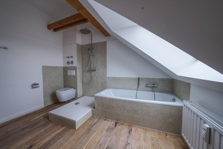 Lutherstraße: 2-Zimmer-Maisonette, fugenloses Bad, tolle Aussicht, Nobilia EBK – Badewanne & Dusche