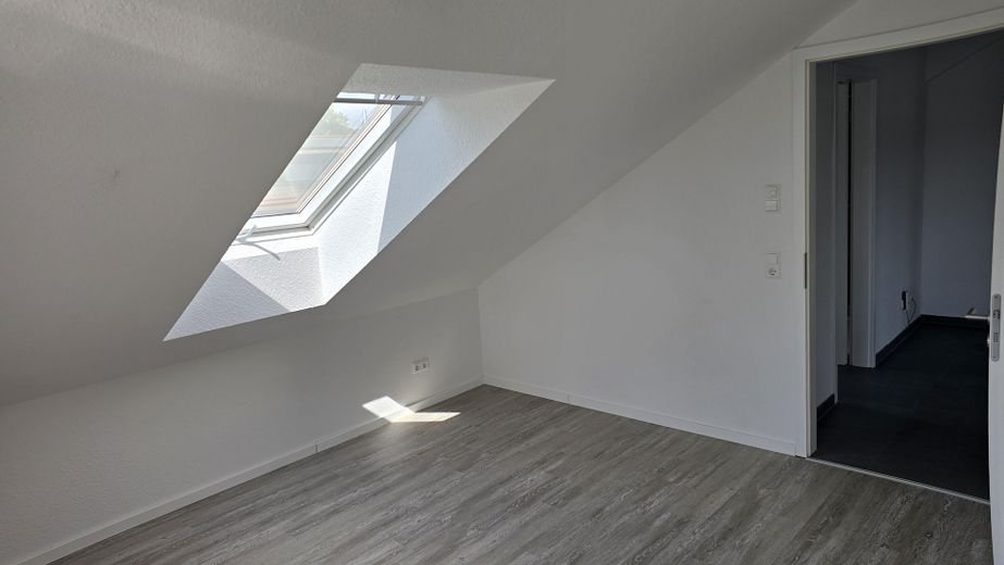 आधुनिक अटारी अपार्टमेंट – 62 m² – KfW55EE – बालकनी, तहखाना और पार्किंग – Schlafzimmer