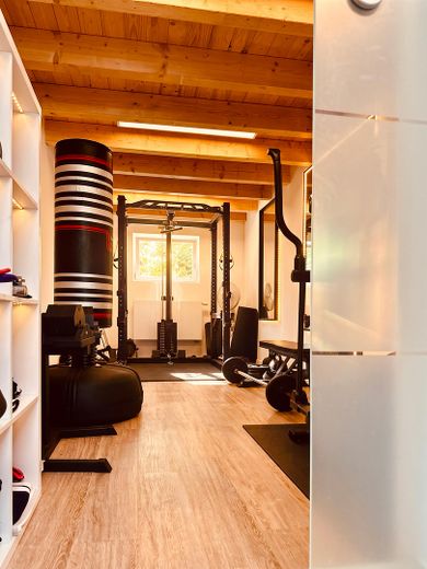 Architektur trifft Privatsphäre – besonderes Einfamilienhaus mit Pool, Sauna und Garten im Grünen – Anbau Fitnessraum