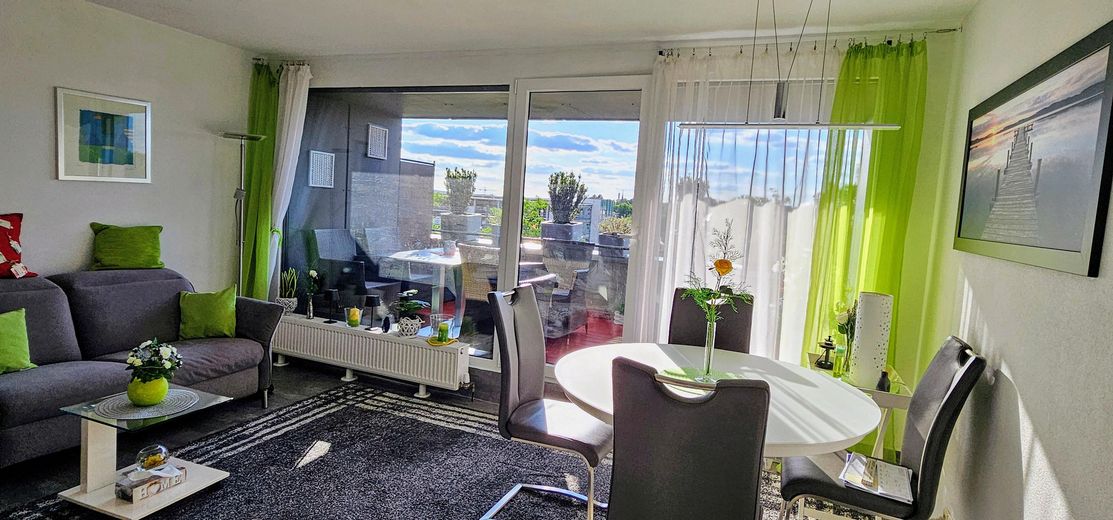 Zentrumsnahe, hochwertige, helle und ruhige 2 Zimmer Penthouse - Wohnung mit Aufzug – Blick im Wzi zum Balkon