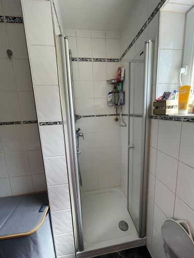 Dusche mit Glastür