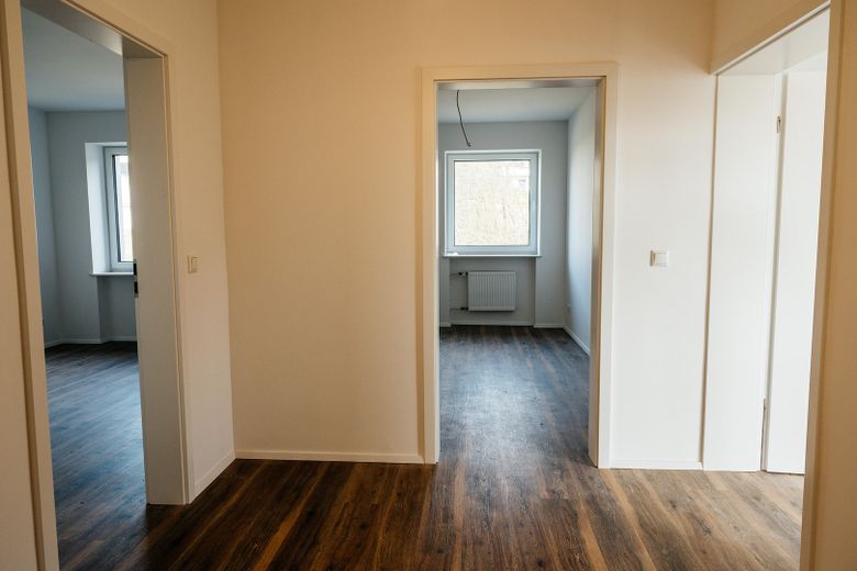Familienglück in Alfeld: 3-Zimmer, Balkon, Erstbezug nach Sanierung. Provisionsfrei & KfW-gefördert! – Flur