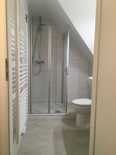 Von PRIVAT _  Komplettsanierung 2021, 2,5 ZW, DG, S-Zuffenhausen, nahe Stadtpark, S-Bahn + A81 – Dusche - Kabine geschlossen