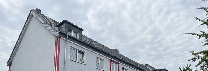 Erstbezug nach Renovierung - Apartment mit eigenem Garten und Garage in ruhiger Lage – Hausansicht