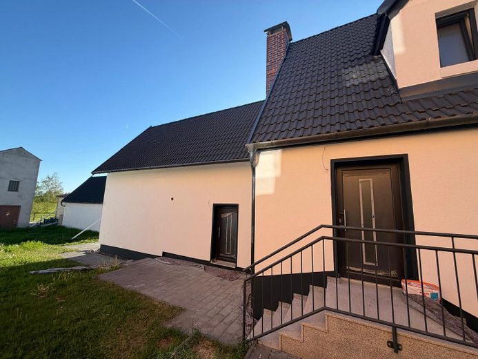 Modernisiertes Einfamilienhaus mit separatem Wohnbereich und großem Garten in Lonnerstadt – Seitenansicht Eingang 2