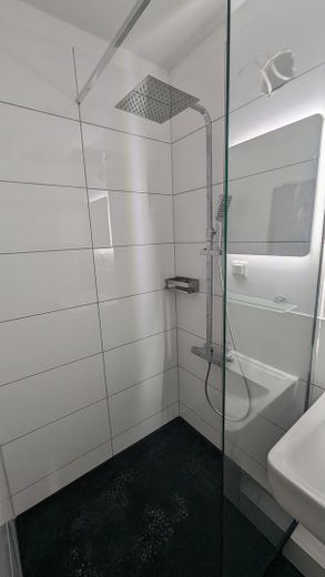 Modernes Apartment mit Balkon, Einbauküche und PKW-Stellplatz – Bad