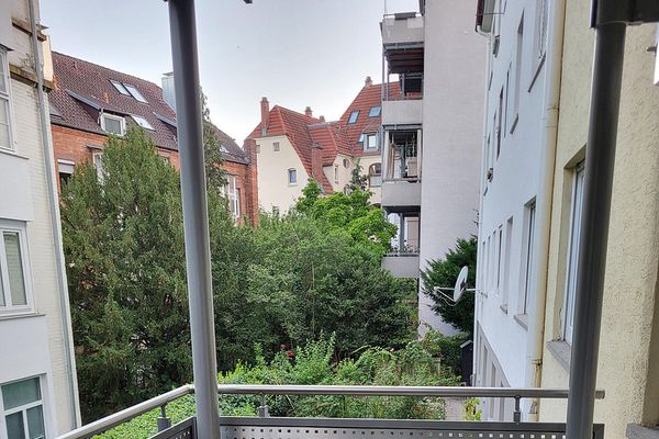 Volledig gemeubileerd 2,5-kamerappartement met balkon en inbouwkeuken in Stuttgart-West