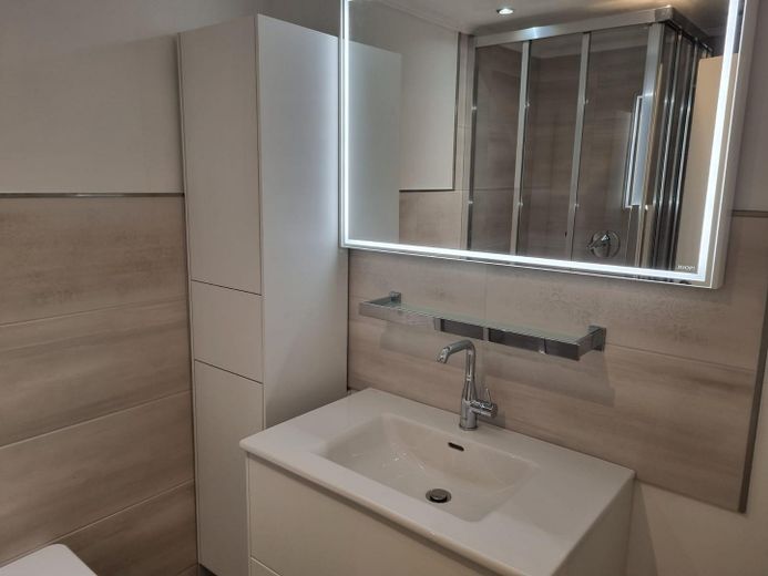 Deniz manzaralı! Plaja ve merkeze yakın, tamamen yenilenmiş üst düzey daire, 75 m², 2 oda – Waschbecken