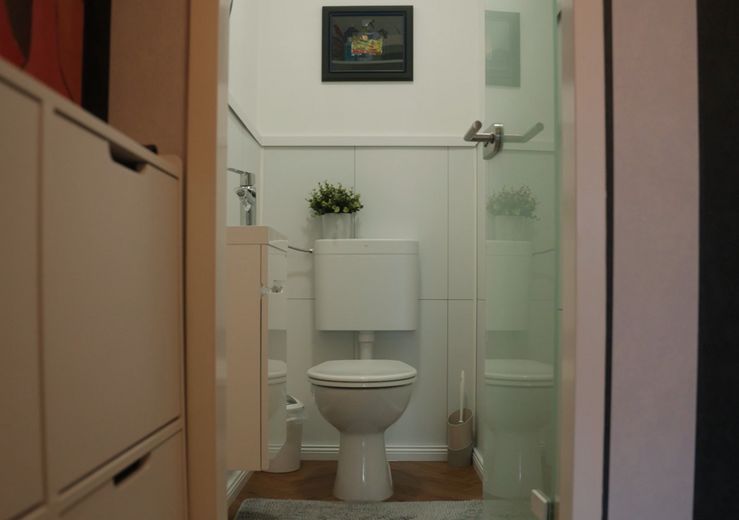 **Provisionsfrei: Komplett renovierte 4-Zi. Wohnung mit Balkon bei München (Haar)** – Separates WC