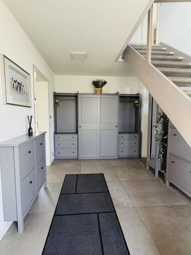 Casa unifamiliare moderna con qualità da nuova costruzione (anno di costruzione 2021), vista panoramica libera, aria condizionata e 3 posti auto in garage – Eingangsbereich