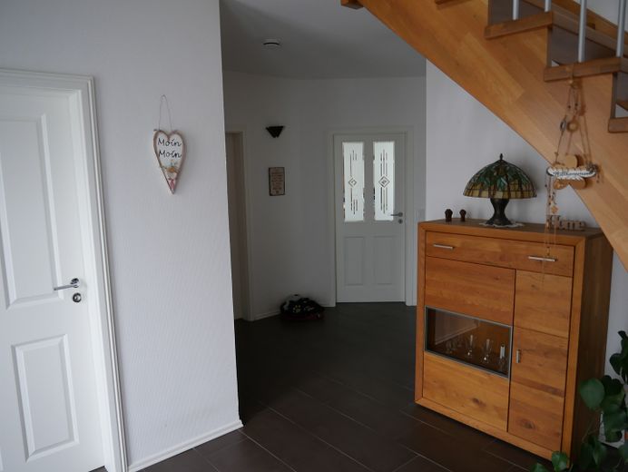 Hochwertig, Modern, in einmaliger grüner Lage – Foyer