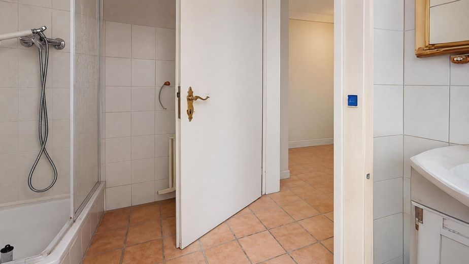 Renovierte 2-Zimmer-Erdgeschosswohnung mit Einbauküche und Tageslichtbad in Nordstemmen – Bad