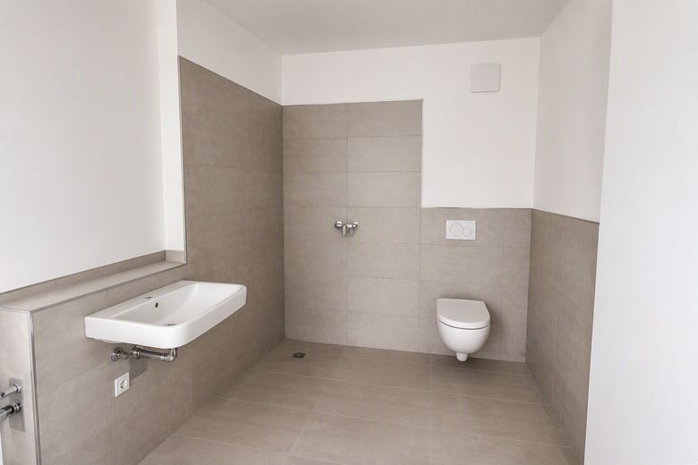 Barrierefrei 2-Zimmer - Neubauwohnung mit Balkon & Aufzug – Badezimmer 