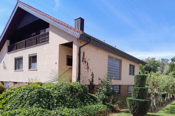 Potansiyeli yüksek geniş yaşam hayali: Wörth-Schaidt’te 7 oda ve önü kapanmaz manzara!