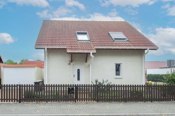 Upscale and well-maintained: Modernized 4-room single-family home in Leipzig-Schönau with garden and garage