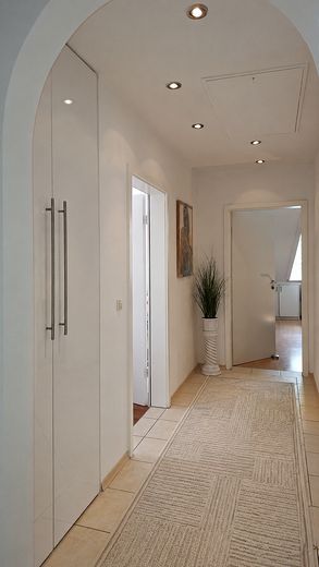 Helle 3-Zi.-DG-Wohnung + XXL-TG-Eckplatz, 2 Balkone, EBK, 95m² in Karlsfeld PROVISIONSFREI – फोटो 4