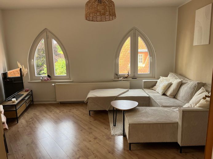 Accogliente appartamento con camera nella torre nel cuore del centro storico. 2,5 locali ** finestre nuove ** edificio storico – Wohnzimmer