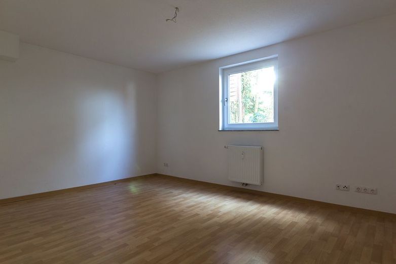 Gebotsverfahren: Modernisierungsbed., teilvermietetes
3-Familienhaus in ruhiger Lage von Höchst – V739-2414-27