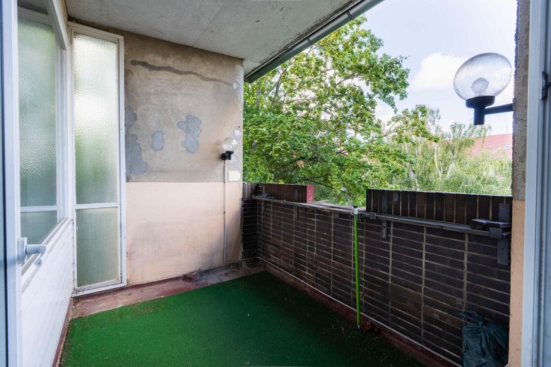 Yaklaşık 77,90 m² büyüklüğünde, hemen taşınılabilir 2,5 odalı daire; doğrudan sahibinden ve komisyonsuz – Balkon