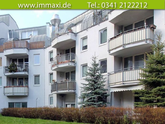 MAISONETTE IM DACHGESCHOSS + 2,5 RAUM VERMIETET + 2 TIEFGARAGENPLÄTZE – Hausansicht-mit-Dachterrasse