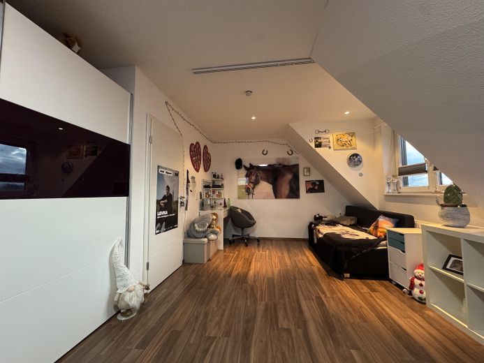 modernisiertes Ein-/Zweifamilienhaus mit Feldblick - PROVISIONSFREI – Zimmer 1 OG
