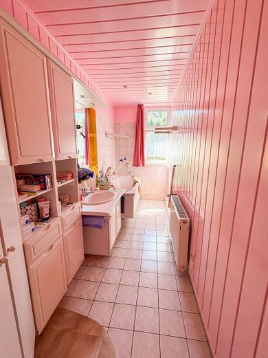 Familientraum: Gepflegte 6ZKB mit zwei Bädern, Garten, Kellerraum, Bus-Haltestelle – Bad 2