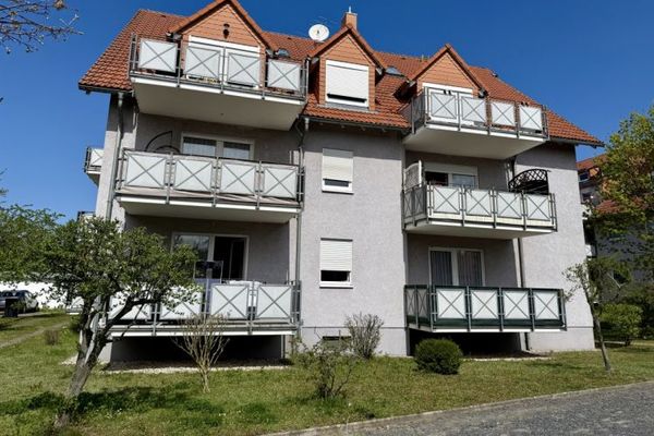 Świeżo zmodernizowane i od razu gotowe do zamieszkania – urocze mieszkanie jednopokojowe z balkonem w Weinböhla