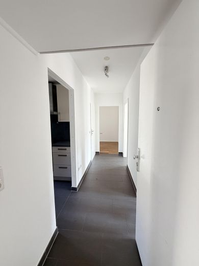 Erstbezug nach Sanierung: Helle 3-Zimmer-Wohnung mit Stellplatz& Keller – sofort bezugsfrei – Flur.2
