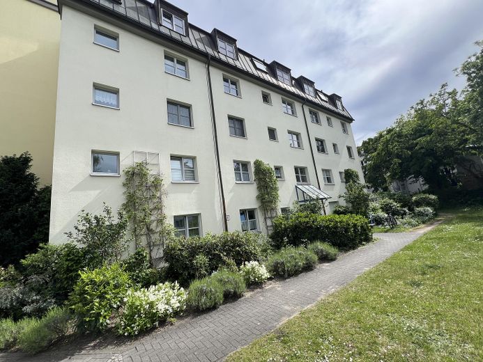 Zugang zum Hauseingang v NW