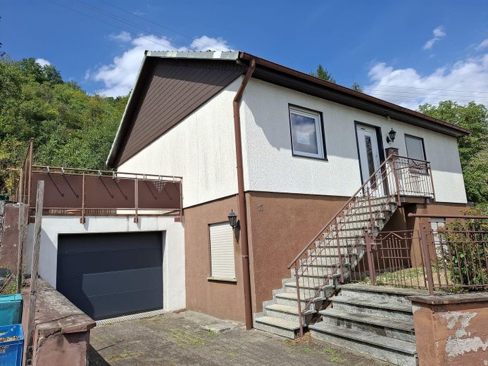 Schönes freistehendes Einfamilienhaus zu verkaufen – Aussenansicht inkl. Garage 1