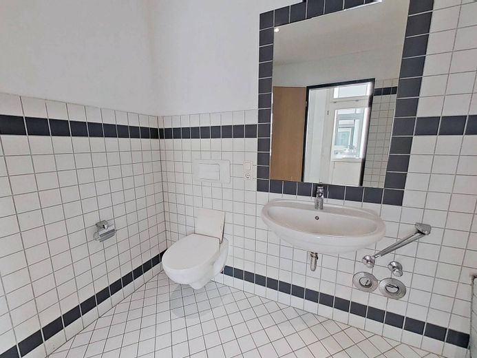 Die Blätter fallen, die Miete auch - 1 NKM als Herbstgeschenk: Attraktive 3-Zimmer-Wohnung mit Einbauküche und 2 Balkonen ++ – Ansicht I: Badezimmer
