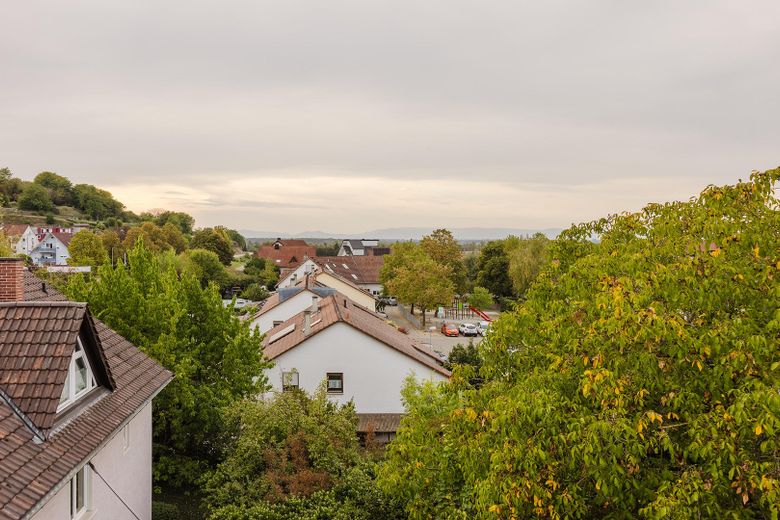 Frisch renovierte und bezugsfertige 3-Zimmerwohnung inkl. Parkplatz und mega Aussicht – Weitläufige Aussicht