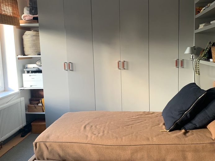 Modernisierter Winkel-Reihenbungalow mit uneinsehbaren Grundstück – 2. Schrank Arbeitszimmer