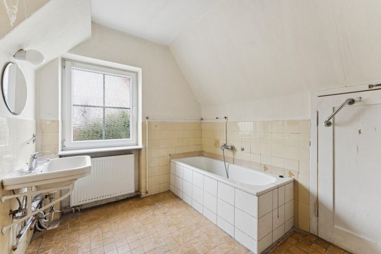 Hohe Decken, Echtholzböden, Wintergarten – wunderschönes Einfamilienhaus in Heiligenstadt – Badezimmer OG