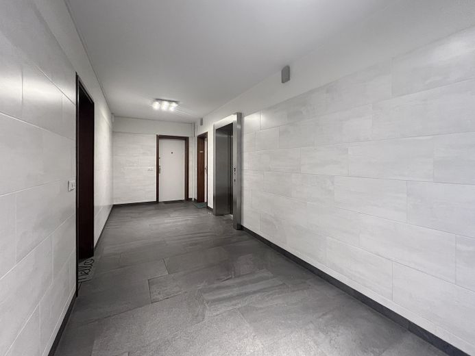 Bezugsfreie 3-Zimmer-Wohnung mit Balkon & Aufzug | Provisionsfrei | Sofort verfügbar – Treppenhaus