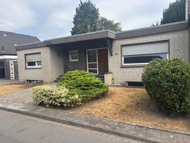 Bungalow mit großer Doppelgarage in ruhiger, zentraler Lage auf tollem Grundstück – Frontansicht