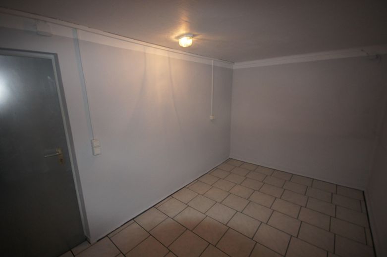 Appartement calme de 3 pièces au 1er étage d’une maison de 3 logements, balcon, cave, garage éventuellement – Kellerraum