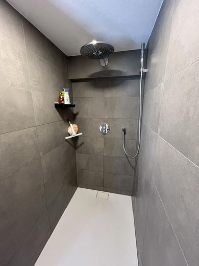 Einfamilienhaus - kernsaniert mit Innenhof und Garten, Scheune, PV – Dusche OG