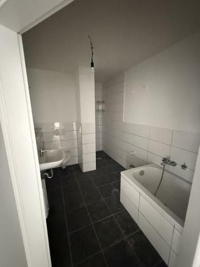 Renditestarkes Investment in 1A-Lage: 14 Wohnungen, 4 Gewerbeeinheiten, Stellplätze &amp; Garagen – 12 Bad nach Sanierung Beispiel