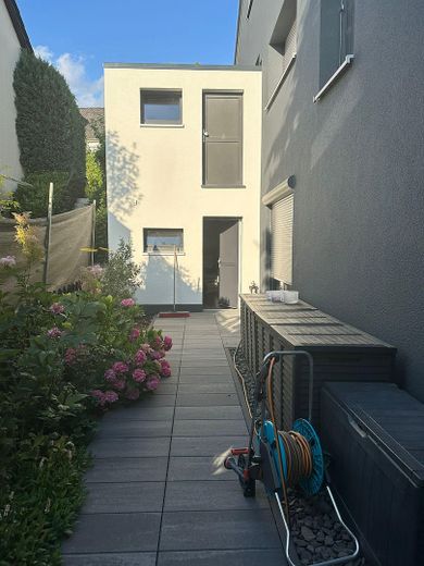 Attraktive Maisonettewohnung mit Haus-im-Haus-Charakter, Dachloggia, Garage – Außenbereich