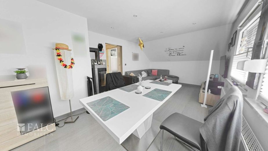 Kapitalanlage oder Zuhause? Moderne Eigentumswohnung mit Kamin, Balkon und Stellplatz in Dümpten – Wohnzimmer
