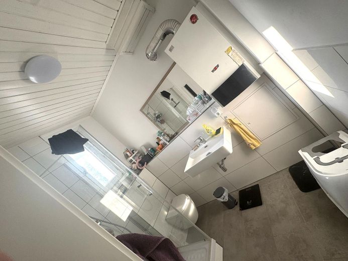 4er WG sucht Dich- 1- Zimmer in Wohngemeinschaft frei - zentrale Lage mit zwei Bädern – Badezimmer 1