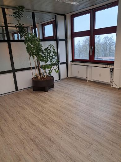 Verwaltungsgebäude, bei Bedarf mit kleiner Halle, Ortsteil 53577 Neustadt/Wied, zu vermieten – Eckbüro Feldseite 26