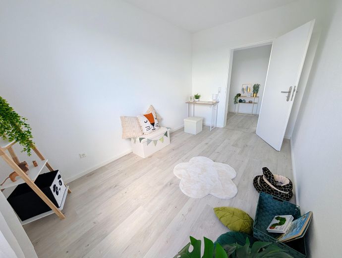 PROVISIONSFREI - sofort einziehen - Helle 3-Zimmerwohnung mit Blick zur Pfalz, komplett renoviert – Kinder-/ Arbeitszimmer