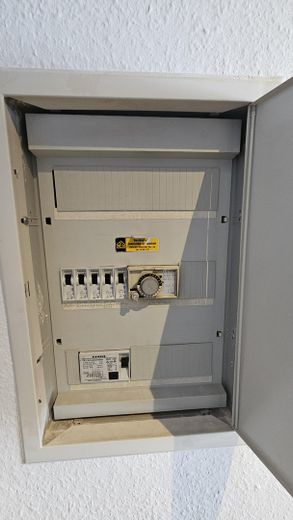 Helle Ladenfläche / Büro mit Schaufenster · 65 m² · direkt am Bahnhof Bad Bevensen · provisionsfrei – Sicherungskasten