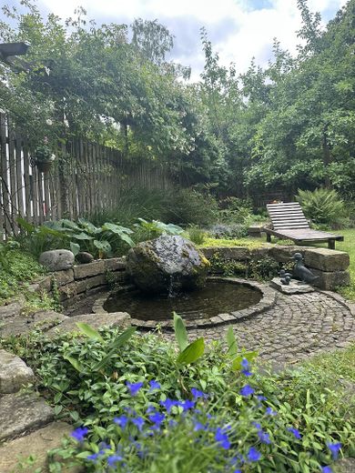 Wyjątkowy dom – Der Garten mit Brunnen