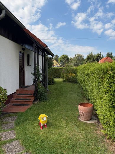 Provisionsfrei in die Zukunft! EFH mit Wärmepumpe und PV nahe Wald und Wasser – Eingang Haus