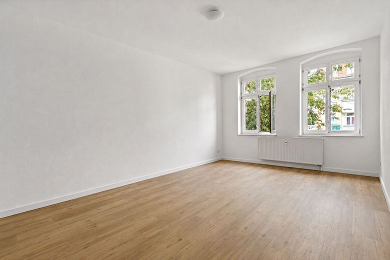 Gemütliche 2-Raumwohnung in der südlichen Innenstadt! - saniert &amp; sofort verfügbar – Wohnzimmer
