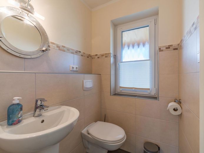 Traumhaftes Holzhaus mit Sauna, großer Terrasse auf 931 m² Eckgrundstück nahe St. Peter-Ording – Gäste-WC