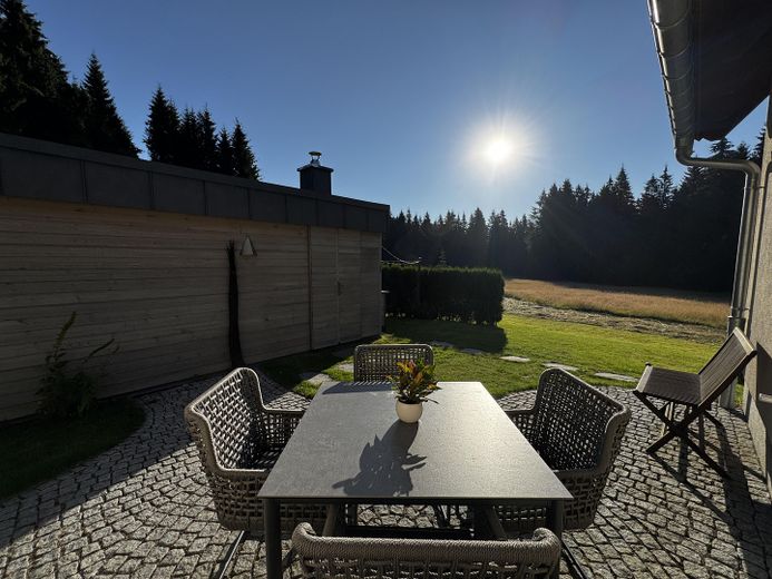Haus auf 900 m ü NN am Auersberg im Erzgebirge – Morgensonne